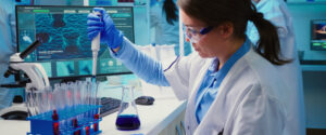 Químico usando micropipeta en laboratorio clínico moderno