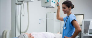 Médico realizando estudio de rayos X a paciente