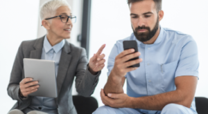 Profesionales en sesión de salud ocupacional para empresas